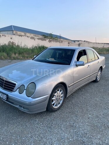 Mercedes E 270-4