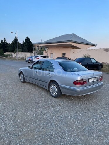Mercedes E 270-3