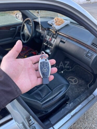 Mercedes E 270-8