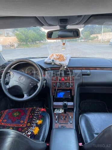 Mercedes E 270-6