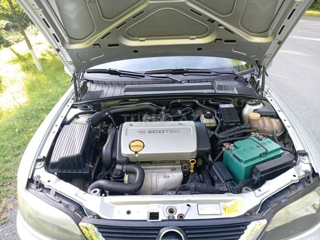 Opel Vectra-12