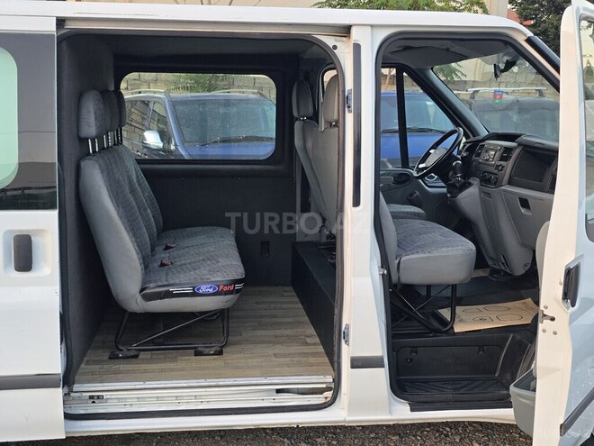 Ford Transit-16