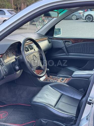 Mercedes E 240-11