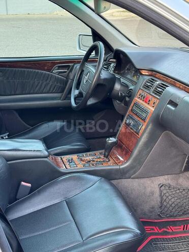 Mercedes E 240-12