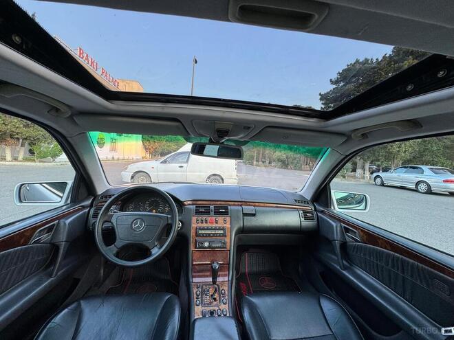 Mercedes E 240-13