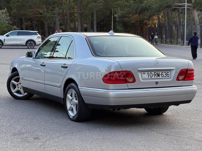 Mercedes E 240-4