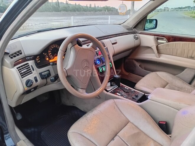 Mercedes E 240-8