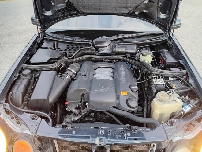 Mercedes E 240-11