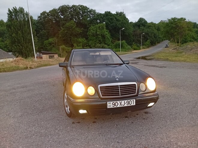 Mercedes E 240-1