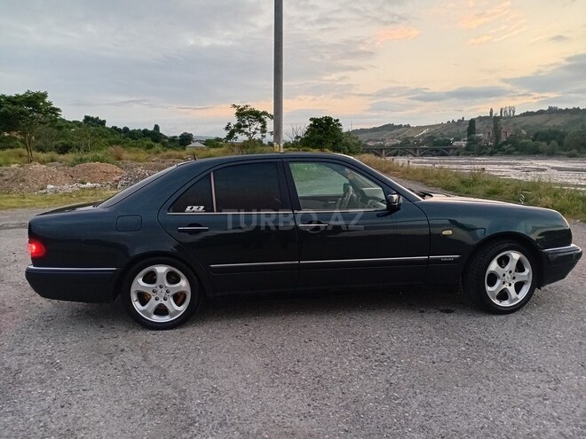Mercedes E 240-4