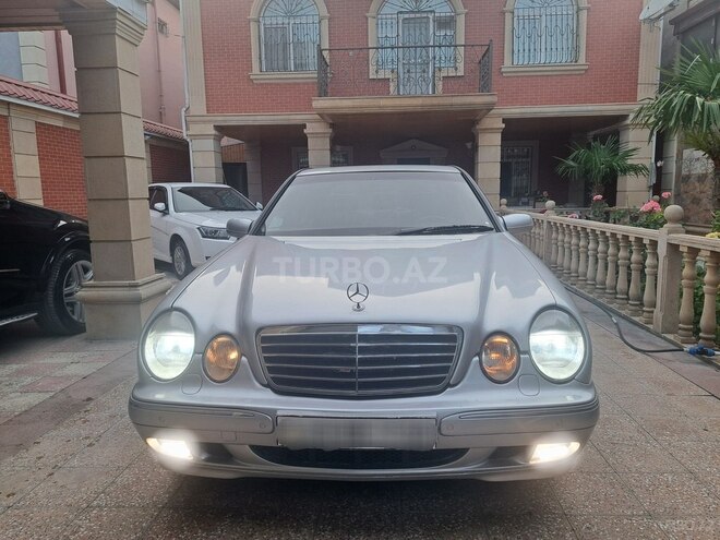 Mercedes E 270-1