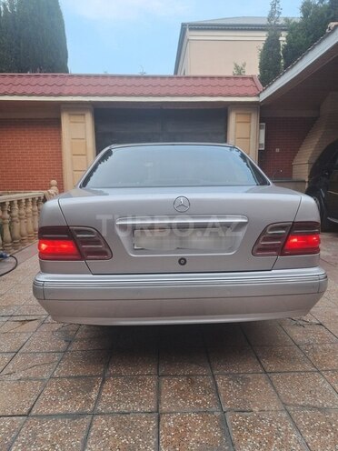 Mercedes E 270-2