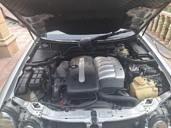 Mercedes E 270-4