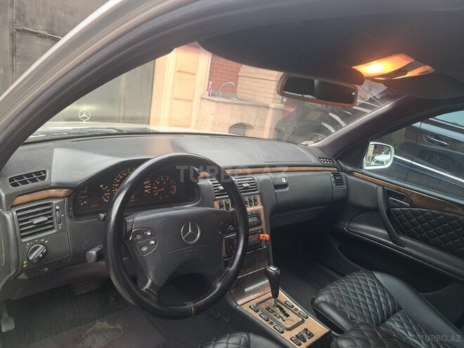 Mercedes E 270-6