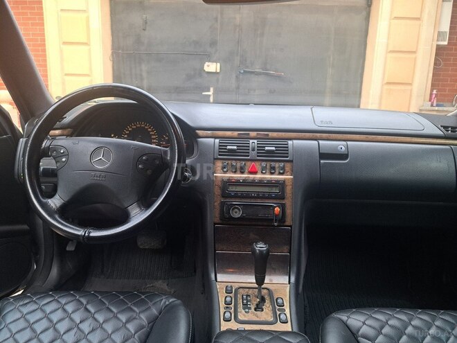 Mercedes E 270-3