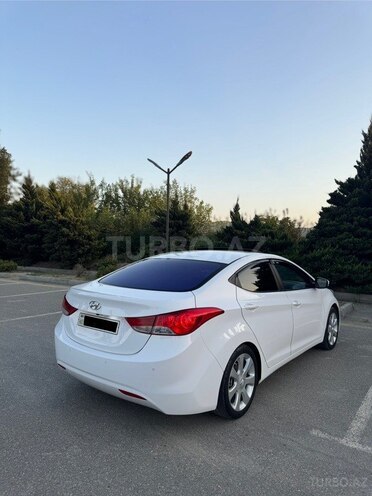 Hyundai Elantra-11