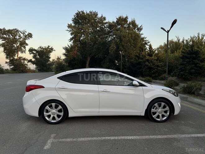 Hyundai Elantra-13