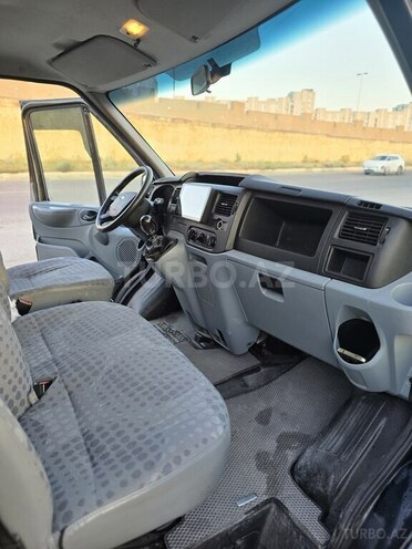 Ford Transit-8