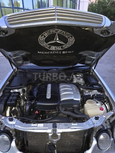 Mercedes E 220-11