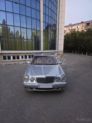 Mercedes E 220-1