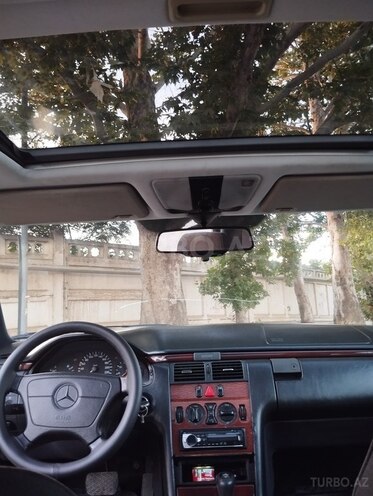 Mercedes E 200-11