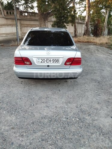 Mercedes E 200-13