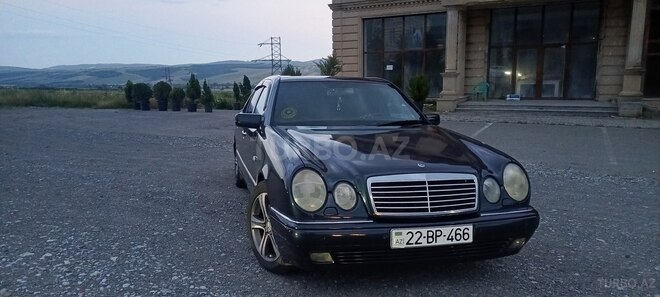 Mercedes E 240-1