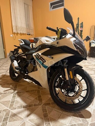 CFMOTO 300 SR-S-1