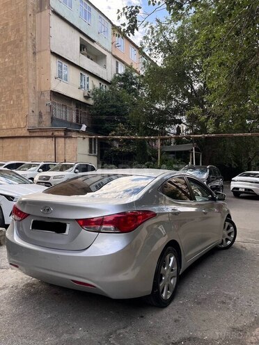 Hyundai Elantra-4