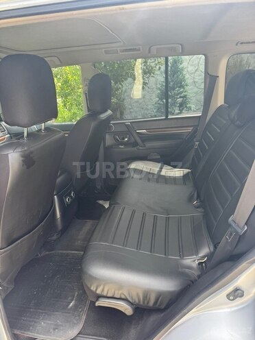 Mitsubishi Pajero-12