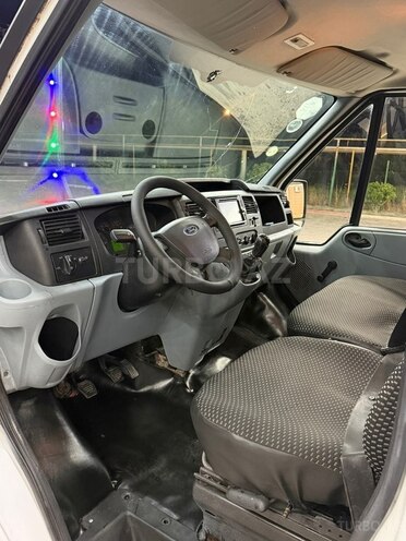 Ford Transit-16