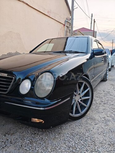 Mercedes E 320-1