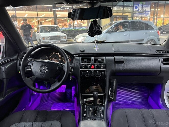 Mercedes E 240-8