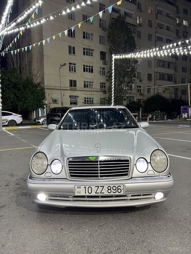 Mercedes E 240-1