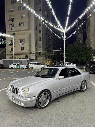 Mercedes E 240-2