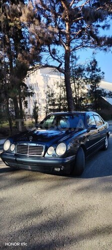 Mercedes E 280-1