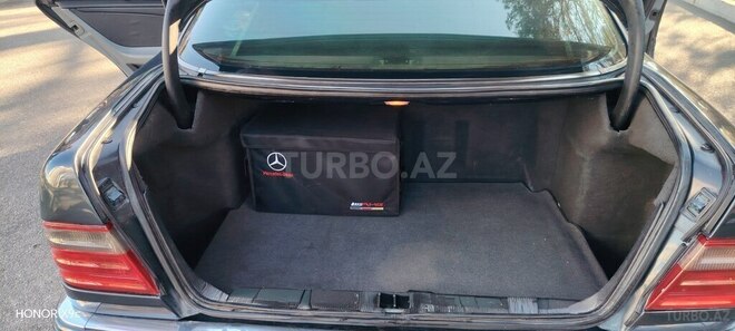 Mercedes E 280-11