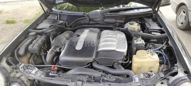 Mercedes E 270-8