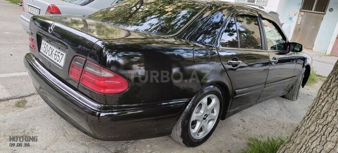 Mercedes E 270-9