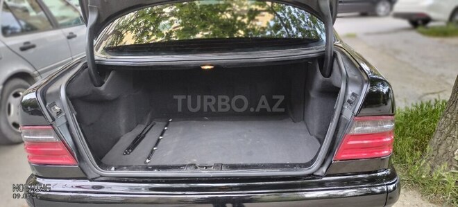 Mercedes E 270-11