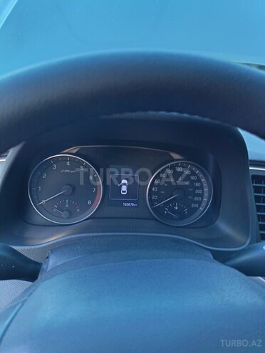 Hyundai Elantra-12