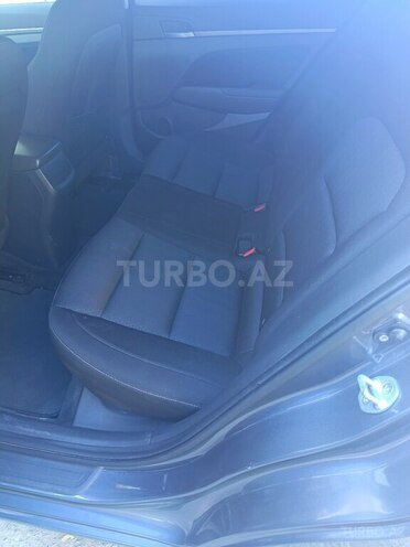 Hyundai Elantra-13