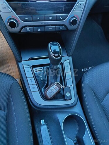 Hyundai Elantra-10
