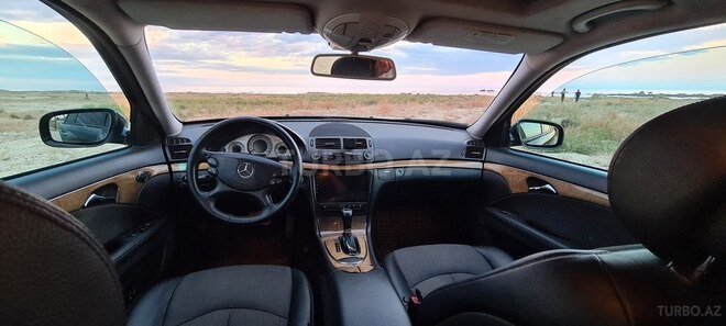 Mercedes E 220-11