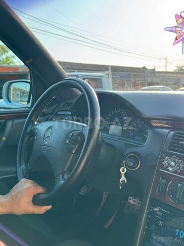 Mercedes E 240-13