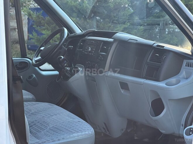 Ford Transit-9