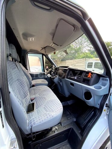 Ford Transit-9