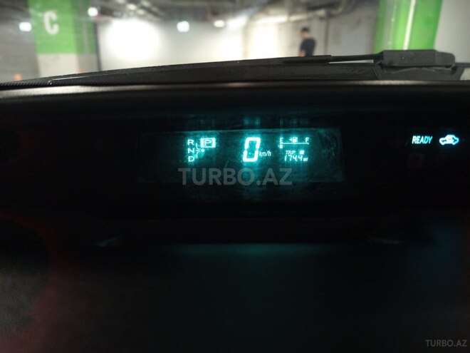 Toyota Prius-12