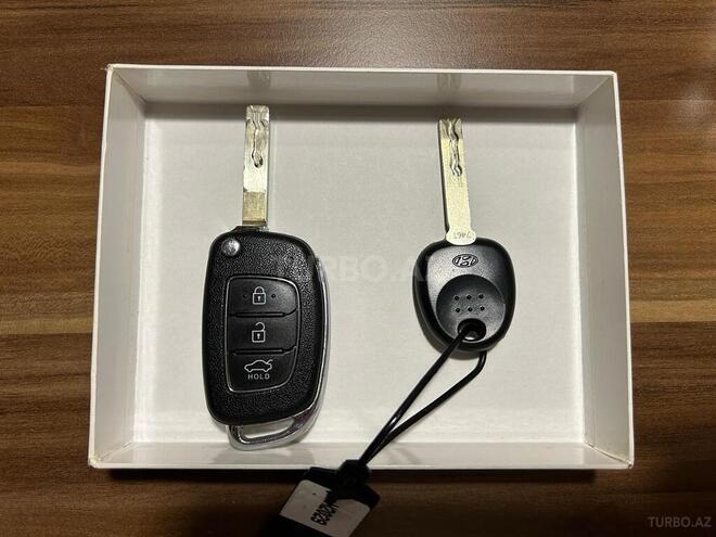 Hyundai Accent-12