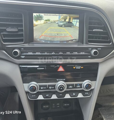 Hyundai Elantra-13